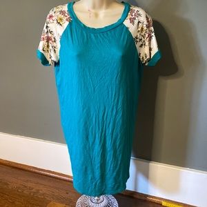 Medium Teal Floral Pattern Crew Neck Long Length Short Sleeve Shirt